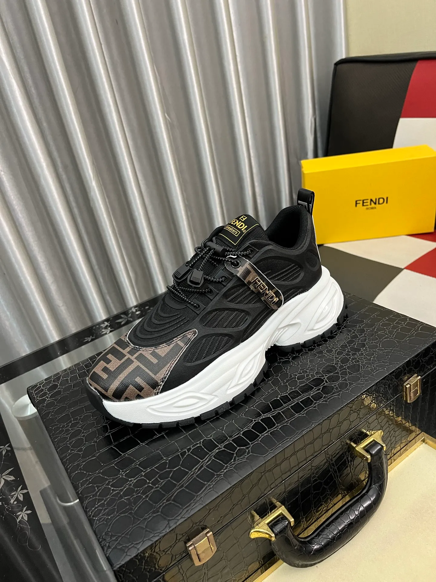 Men's Men's Shoes💰438⌚️⌚️[Fendi] Fendi's latest casual shoes for men! Available at counters simultaneously! A one-to-one replica of the original. Made entirely of imported top-grain calfskin, the interior is made of top-grain water-dyed cowhide, and the original factory-supplied rubber outsole. Leading new fashion concepts. Matching code: 38-44 2️⃣colors available